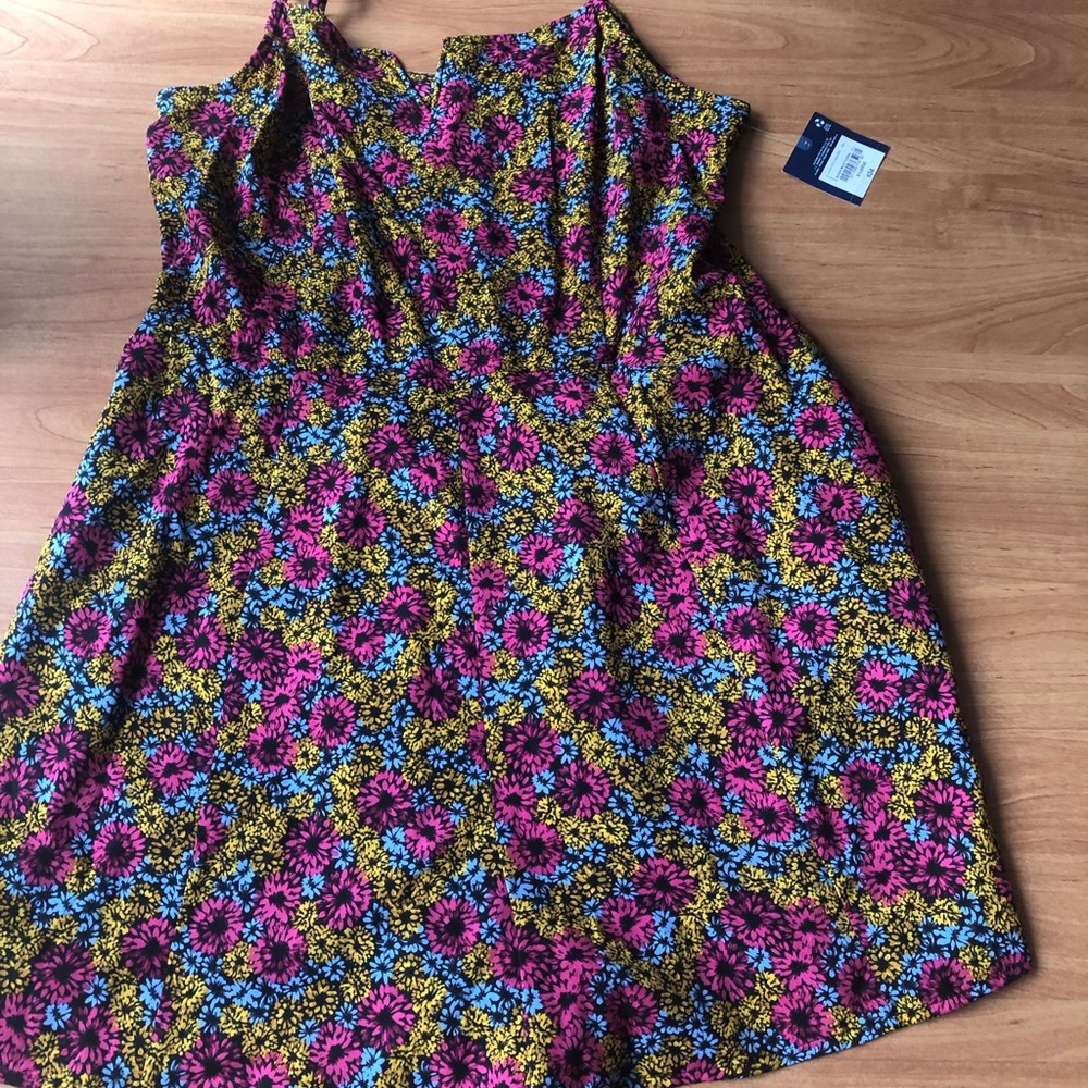NWT Floral romper with pockets
